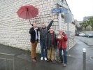 Les auteurs devant la plaque à Arthur Trouëssart